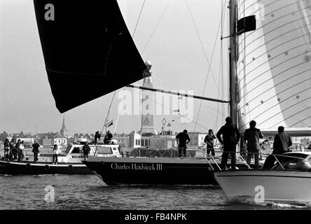 AJAXNETPHOTO. 3. APRIL 1982. PORTSMOUTH, ENGLAND - FRANZÖSISCHE YACHT KOMMT - CHARLES HEIDSIECK III SKIPPERED DURCH ALAIN GABBAY ÜBERQUERT DIE ZIELLINIE VON DER VIERTEN ETAPPE DES RENNENS WHITBREAD AUS SOUTHSEA. FOTO: JONATHAN EASTLAND/AJAX REF; 820304 8 Stockfoto