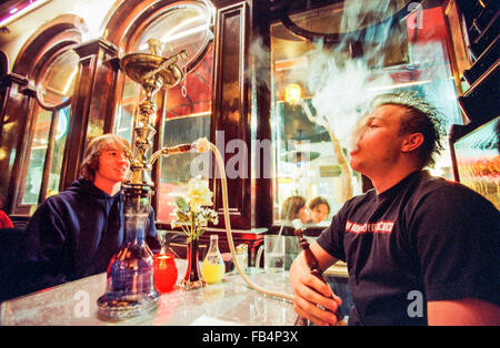 LOS ANGELES, CA-APRIL 01: Menschen Sie genießen Tabak in eine Shisha-Lounge in West Los Angeles, Kalifornien am 11. Januar 2003. Stockfoto