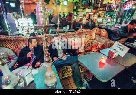 LOS ANGELES, CA-APRIL 01: Menschen Sie genießen Tabak in eine Shisha-Lounge in West Los Angeles, Kalifornien am 11. Januar 2003. Stockfoto