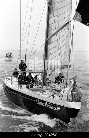 AJAXNETPHOTO. 3. APRIL 1982. PORTSMOUTH, ENGLAND - FRANZÖSISCHE YACHT KOMMT - CHARLES HEIDSIECK III SKIPPERED DURCH ALAIN GABBAY ÜBERQUERT DIE ZIELLINIE VON DER VIERTEN ETAPPE DES RENNENS WHITBREAD AUS SOUTHSEA. FOTO: JONATHAN EASTLAND/AJAX REF; 820304 11A Stockfoto