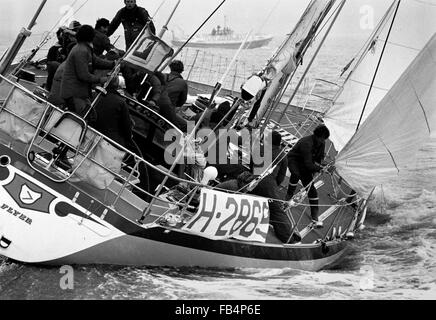 AJAXNETPHOTO. 29. MÄRZ 1982. PORTSMOUTH, ENGLAND - FLYING DUTCHMAN NÄHERT SICH RENNENDE - HOLLÄNDISCHE YACHT FLYER IN SICHTWEITE DER ZIELLINIE AM ENDE DER VIERTEN ETAPPE DES RENNENS WHITBREAD AUS SOUTHSEA. FOTO: JONATHAN EASTLAND/AJAX REF; 822903 2 2A Stockfoto