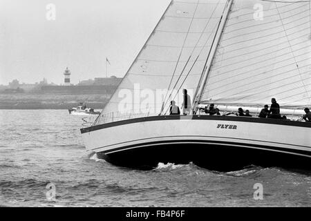 AJAXNETPHOTO. 29. MÄRZ 1982. PORTSMOUTH, ENGLAND - FLYING DUTCHMAN NÄHERT SICH RENNENDE - HOLLÄNDISCHE YACHT FLYER IN SICHTWEITE DER ZIELLINIE AM ENDE DER VIERTEN ETAPPE DES RENNENS WHITBREAD AUS SOUTHSEA. FOTO: JONATHAN EASTLAND/AJAX REF; 822903 2 4 Stockfoto