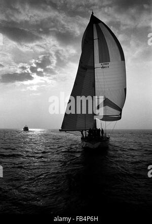 AJAXNETPHOTO. 29. MÄRZ 1982. PORTSMOUTH, ENGLAND - FLYING DUTCHMAN NÄHERT SICH RENNENDE - HOLLÄNDISCHE YACHT FLYER NÄHERT SICH DER ZIELLINIE BEI SONNENAUFGANG AM ENDE DER VIERTEN ETAPPE DES RENNENS WHITBREAD AUS SOUTHSEA. FOTO: JONATHAN EASTLAND/AJAX REF; 822903 2 4A Stockfoto