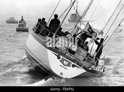 AJAXNETPHOTO. 29. MÄRZ 1982. PORTSMOUTH, ENGLAND - FLYING DUTCHMAN NÄHERT SICH RENNENDE - HOLLÄNDISCHE YACHT FLYER IN SICHTWEITE DER ZIELLINIE AM ENDE DER VIERTEN ETAPPE DES RENNENS WHITBREAD AUS SOUTHSEA. FOTO: JONATHAN EASTLAND/AJAX REF; 822903 2 11A Stockfoto