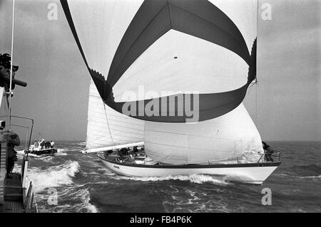 AJAXNETPHOTO. 29. MÄRZ 1982. PORTSMOUTH, ENGLAND - FLYING DUTCHMAN NÄHERT SICH RENNENDE - HOLLÄNDISCHE YACHT FLYER NÄHERT SICH DER ZIELLINIE AM ENDE DER VIERTEN ETAPPE DES RENNENS WHITBREAD. FOTO: JONATHAN EASTLAND/AJAX REF; 822903 2 12 Stockfoto