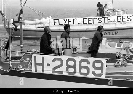 AJAXNETPHOTO. 29. MÄRZ 1982. PORTSMOUTH, ENGLAND - FLYING DUTCHMAN NÄHERT SICH RENNENDE - CORNELIS VAN RIETSCHOTEN AN DER SPITZE DER NIEDERLÄNDISCHEN YACHT FLYER WIE ES DIE ZIELLINIE AM ENDE DER VIERTEN ETAPPE DES RENNENS WHITBREAD AUS SOUTHSEA NÄHERT. FOTO: JONATHAN EASTLAND/AJAX REF; 822903 2 13A Stockfoto