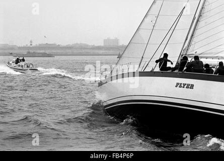 AJAXNETPHOTO. 29. MÄRZ 1982. PORTSMOUTH, ENGLAND - FLYING DUTCHMAN NÄHERT SICH RENNENDE - HOLLÄNDISCHE YACHT FLYER IN SICHTWEITE DER ZIELLINIE AM ENDE DER VIERTEN ETAPPE DES RENNENS WHITBREAD AUS SOUTHSEA. FOTO: JONATHAN EASTLAND/AJAX REF; 822903 2 19A Stockfoto