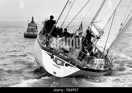 AJAXNETPHOTO. 29. MÄRZ 1982. PORTSMOUTH, ENGLAND - FLYING DUTCHMAN NÄHERT SICH RENNENDE - HOLLÄNDISCHE YACHT FLYER IN SICHTWEITE DER ZIELLINIE AM ENDE DER VIERTEN ETAPPE DES RENNENS WHITBREAD AUS SOUTHSEA. FOTO: JONATHAN EASTLAND/AJAX REF; 822903 3 14A Stockfoto