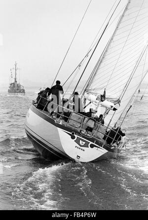 AJAXNETPHOTO. 29. MÄRZ 1982. PORTSMOUTH, ENGLAND - FLYING DUTCHMAN NÄHERT SICH RENNENDE - HOLLÄNDISCHE YACHT FLYER IN SICHTWEITE DER ZIELLINIE AM ENDE DER VIERTEN ETAPPE DES RENNENS WHITBREAD AUS SOUTHSEA. FOTO: JONATHAN EASTLAND/AJAX REF; 822903 3 16 Stockfoto