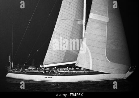 AJAXNETPHOTO. 29. MÄRZ 1982. PORTSMOUTH, ENGLAND - FLYING DUTCHMAN NÄHERT SICH RENNENDE - HOLLÄNDISCHE YACHT FLYER IN DEN NADELN KANAL AS IT NÄHERT SICH DAS ENDE DER VIERTEN ETAPPE DES RENNENS WHITBREAD. FOTO: JONATHAN EASTLAND/AJAX REF; 8229031 2 Stockfoto