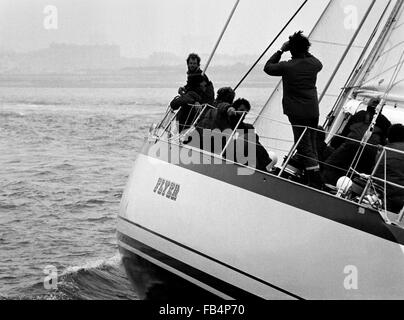 AJAXNETPHOTO. 29. MÄRZ 1982. PORTSMOUTH, ENGLAND - FLYING DUTCHMAN NÄHERT SICH RENNENDE - HOLLÄNDISCHE YACHT FLYER IN SICHTWEITE DER ZIELLINIE AM ENDE DER VIERTEN ETAPPE DES RENNENS WHITBREAD AUS SOUTHSEA. FOTO: JONATHAN EASTLAND/AJAX REF; 8229033 17A Stockfoto