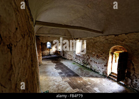 Sapey Old Church befindet sich am Ende einer Gasse neben dem Fluss Sapey produziert Wasser voller Schlamm unter winterlichen Bedingungen Stockfoto