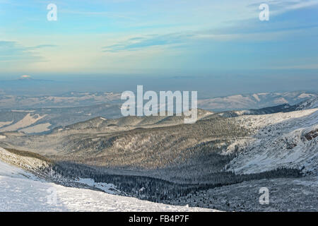 Panoramablick auf Kasprowy Wierch in Zakopane in Tatra Berge im Winter. Zakopane ist eine Stadt in Polen in der Tatra. Kasprowy Stockfoto