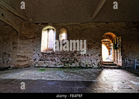 Sapey Old Church befindet sich am Ende einer Gasse neben dem Fluss Sapey produziert Wasser voller Schlamm unter winterlichen Bedingungen Stockfoto