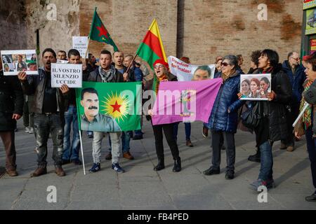 Rom, Italien. 9. Januar 2016. Demonstranten bringen Spruchbänder und Plakate während einer Kundgebung in Rom gegen die Massaker und Frauenmorde, und sagen Stop Finanzierung Menschenrechtsverletzungen und Massaker von "faschistischen türkischen Regierung" und Handel mit Waffen zu stoppen. © Davide Fracassi/Pacific Press/Alamy Live-Nachrichten Stockfoto