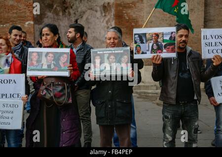 Rom, Italien. 9. Januar 2016. Demonstranten bringen Spruchbänder und Plakate während einer Kundgebung in Rom gegen die Massaker und Frauenmorde, und sagen Stop Finanzierung Menschenrechtsverletzungen und Massaker von "faschistischen türkischen Regierung" und Handel mit Waffen zu stoppen. © Davide Fracassi/Pacific Press/Alamy Live-Nachrichten Stockfoto