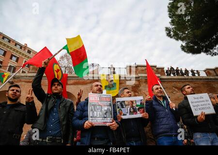 Rom, Italien. 9. Januar 2016. Demonstranten bringen Spruchbänder und Plakate während einer Kundgebung in Rom gegen die Massaker und Frauenmorde, und sagen Stop Finanzierung Menschenrechtsverletzungen und Massaker von "faschistischen türkischen Regierung" und Handel mit Waffen zu stoppen. © Davide Fracassi/Pacific Press/Alamy Live-Nachrichten Stockfoto