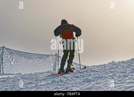 Österreichischer Skirennläufer an Spitze der Kasprowy Wierch in Zakopane in der Tatra im Winter. Zakopane ist eine Stadt in Polen in Tatra Mountains.Kasprowy Wierch Berg in Zakopane und das beliebteste Skigebiet in Polen Stockfoto