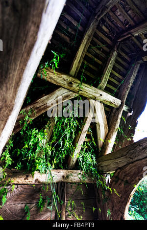 Sapey Old Church befindet sich am Ende einer Gasse neben dem Fluss Sapey produziert Wasser voller Schlamm unter winterlichen Bedingungen Stockfoto