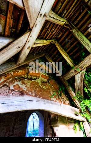 Sapey Old Church befindet sich am Ende einer Gasse neben dem Fluss Sapey produziert Wasser voller Schlamm unter winterlichen Bedingungen Stockfoto