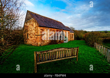 Sapey Old Church befindet sich am Ende einer Gasse neben dem Fluss Sapey produziert Wasser voller Schlamm unter winterlichen Bedingungen Stockfoto