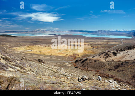 Die Ansicht des Mono Lake, wie gesehen, fahren südlich auf der Route 395 Stockfoto