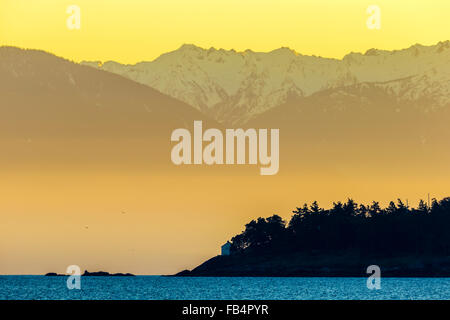 Olympic Mountains von East Sooke auf Vancouver Island gesehen Stockfoto