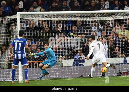 Madrid, Spanien. 9. Januar 2016. Cristiano Ronaldo (vorwärts, Real Madrid F.C.), Deutsch-Lux (Torwart, Deportivo De La Coruña) in Aktion während der Primera División-match zwischen Real Madrid und Deportivo De La Coruña im Santiago Bernabeu am 9. Januar 2016 in Madrid Credit: Jack Abuin/ZUMA Draht/Alamy Live News Stockfoto