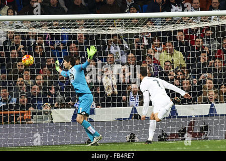 Madrid, Spanien. 9. Januar 2016. Cristiano Ronaldo (vorwärts, Real Madrid F.C.), Deutsch-Lux (Torwart, Deportivo De La Coruña) in Aktion während der Primera División-match zwischen Real Madrid und Deportivo De La Coruña im Santiago Bernabeu am 9. Januar 2016 in Madrid Credit: Jack Abuin/ZUMA Draht/Alamy Live News Stockfoto