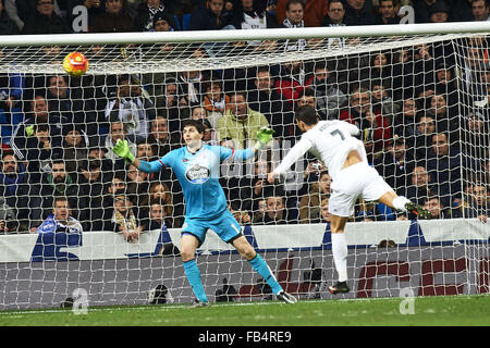 Madrid, Spanien. 9. Januar 2016. Cristiano Ronaldo (vorwärts, Real Madrid F.C.), Deutsch-Lux (Torwart, Deportivo De La Coruña) in Aktion während der Primera División-match zwischen Real Madrid und Deportivo De La Coruña im Santiago Bernabeu am 9. Januar 2016 in Madrid Credit: Jack Abuin/ZUMA Draht/Alamy Live News Stockfoto