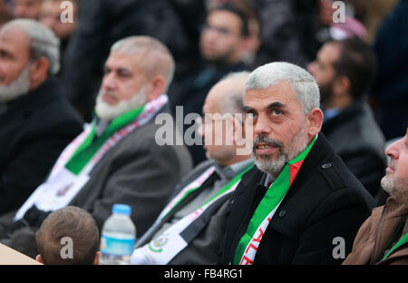 Palästina. 9. Januar 2016. Hamas-Führer Yahya Sinwar mit seinem Sohn während des Festivals Hamas in Khan Younis im südlichen Gazastreifen 9. Januar 2016. © Ramadan EL-Agha/Alamy Live-Nachrichten Stockfoto