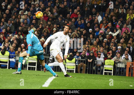 Madrid, Spanien. 9. Januar 2016. Cristiano Ronaldo (vorwärts, Real Madrid F.C.), Deutsch-Lux (Torwart, Deportivo De La Coruña) in Aktion während der Primera División-match zwischen Real Madrid und Deportivo De La Coruña im Santiago Bernabeu am 9. Januar 2016 in Madrid Credit: Jack Abuin/ZUMA Draht/Alamy Live News Stockfoto