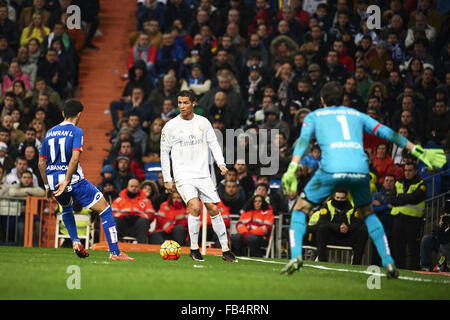 Madrid, Spanien. 9. Januar 2016. Cristiano Ronaldo (vorwärts, Real Madrid F.C.), Deutsch-Lux (Torwart, Deportivo De La Coruña) in Aktion während der Primera División-match zwischen Real Madrid und Deportivo De La Coruña im Santiago Bernabeu am 9. Januar 2016 in Madrid Credit: Jack Abuin/ZUMA Draht/Alamy Live News Stockfoto