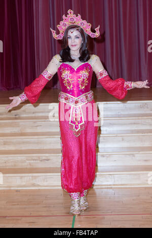 Priscilla Presley bei dem Fototermin für "Aladdin" im Milton Keynes Theatre am 18. November 2015 in Milton Keynes Stockfoto
