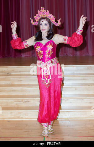 Priscilla Presley bei dem Fototermin für "Aladdin" im Milton Keynes Theatre am 18. November 2015 in Milton Keynes Stockfoto