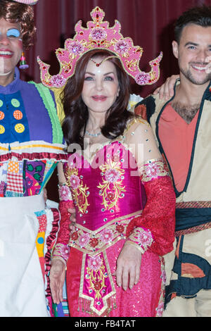Priscilla Presley bei dem Fototermin für "Aladdin" im Milton Keynes Theatre am 18. November 2015 in Milton Keynes Stockfoto