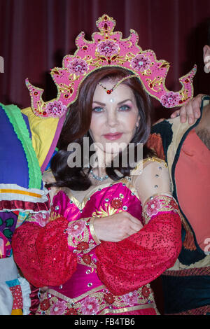 Priscilla Presley bei dem Fototermin für "Aladdin" im Milton Keynes Theatre am 18. November 2015 in Milton Keynes Stockfoto