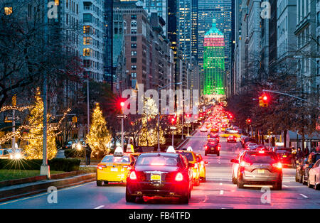 New York Weihnachten New York Street Park Avenue Dekorationen New York City Weihnachtsbäume Verkehr Stockfoto