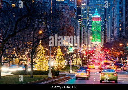 New York Weihnachten New York Straßen Park Avenue New York City Weihnachtsschmuck Weihnachtsbäume Verkehr Stockfoto