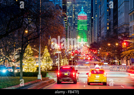 Weihnachten New York Park Avenue Dekorationen New York City Christmas Lights Bäume Verkehr Stockfoto