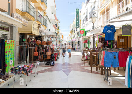 Carihuela, Spain-August 23 2015: Männer, die auf der Haupteinkaufsstraße. La Carihuela ist ein Beach Resort in Torremolinos. Stockfoto