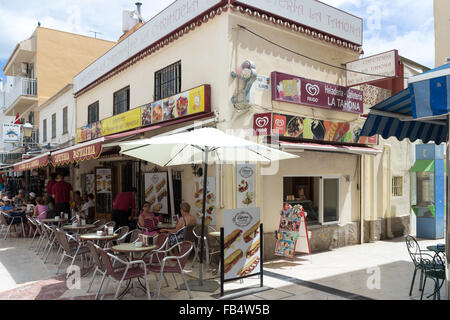 Carihuela, Spain-August 23 2015: Die Menschen essen Mittagessen in einem Café auf der Hauptstraße. La Carihuela ist ein Beach Resort in Torremolinos. Stockfoto