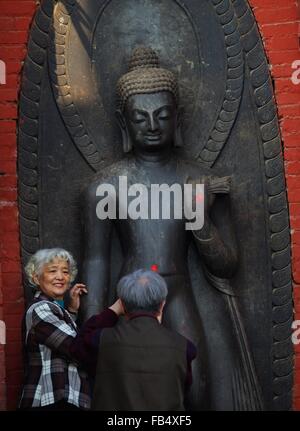 Kathmandu, Nepal. 9. Januar 2016. Ein chinesischer Tourist posiert für ein Foto während ihres Besuchs im Swayambhunath Stupa in Kathmandu, Nepal, 9. Januar 2016. Nepal erwartet mehr chinesischen Touristen in den kommenden Jahren als Visa-Gebühren verzichtet hatte, um das Himalaya-Land zur Förderung des Tourismus nach einem verheerenden Erdbeben zu besuchen. © Sunil Sharma/Xinhua/Alamy Live-Nachrichten Stockfoto