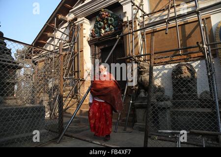 Kathmandu, Nepal. 9. Januar 2016. Ein Devotee kehrt nach Gebete in einem Tempel im Wiederaufbau befindliche nachdem letztjährigen Erdbeben im Swayambhunath Stupa in Kathmandu, Nepal, 9. Januar 2016 beschädigt worden war. © Sunil Sharma/Xinhua/Alamy Live-Nachrichten Stockfoto