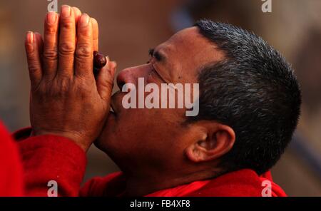 Kathmandu, Nepal. 9. Januar 2016. Ein Mönch bietet Gebete in Swayambhunath Stupa in Kathmandu, Nepal, 9. Januar 2016. © Sunil Sharma/Xinhua/Alamy Live-Nachrichten Stockfoto