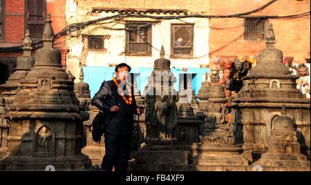 Kathmandu, Nepal. 9. Januar 2016. Ein chinesischer Tourist besucht Swayambhunath Stupa in Kathmandu, Nepal, 9. Januar 2016. Nepal erwartet mehr chinesischen Touristen in den kommenden Jahren als Visa-Gebühren verzichtet hatte, um das Himalaya-Land zur Förderung des Tourismus nach einem verheerenden Erdbeben zu besuchen. © Sunil Sharma/Xinhua/Alamy Live-Nachrichten Stockfoto