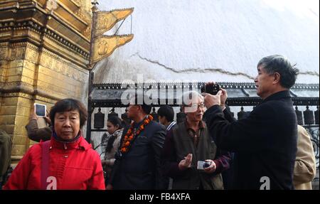 Kathmandu, Nepal. 9. Januar 2016. Chinesische Touristen besuchen Swayambhunath Stupa in Kathmandu, Nepal, 9. Januar 2016. Nepal erwartet mehr chinesischen Touristen in den kommenden Jahren als Visa-Gebühren verzichtet hatte, um das Himalaya-Land zur Förderung des Tourismus nach einem verheerenden Erdbeben zu besuchen. © Sunil Sharma/Xinhua/Alamy Live-Nachrichten Stockfoto