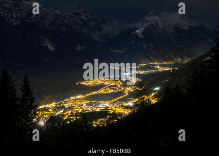 Blick auf Stubaital bei Nacht, Dörfer von Fulpmes Medraz, und Kampl, Berge Elfer und Habicht hinter, Tirol, Österreich Stockfoto