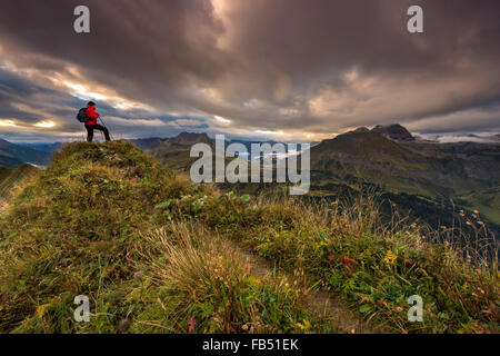 Bergsteiger auf dem Gipfel des Widderstein, Allgäuer Alpen, Cloud Stimmung am Morgen, Warth, Vorarlberg, Österreich Stockfoto