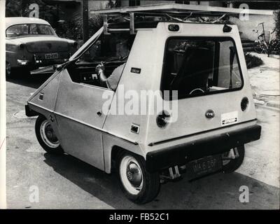 1972 - das "hässliche Entlein" macht seine Debüt-die weltweit erste zivile Auto teilweise angetrieben durch Sonnenenergie: ein zwei-Sitzer Auto bekannt als das "hässliche Entlein" automobilen-Geschichte gemacht, indem er die weltweit erste zivile Auto teilweise angetrieben durch Sonnenenergie. Professor Arye Braunstein, Leiter der Power Engineering Department der Tel-Aviy Universität, demonstriert das "hässliche Entlein '', die aus einem regelmäßigen batteriebetriebene Elektrofahrzeug in ein '' vermischt Kraftstoff '' Fahrzeug umgewandelt wurde. Seine Batterien bekommen ein Viertel bis ein Drittel ihrer Energie aus zwei Silikon-Solarzelle-Panels, die die die roo Stockfoto